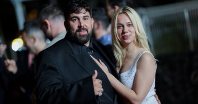 Artus et Kim Higelin affichent leur couple sur le tapis rouge à Cannes.