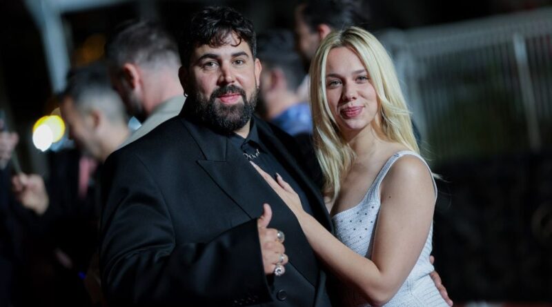 Artus et Kim Higelin affichent leur couple sur le tapis rouge à Cannes.