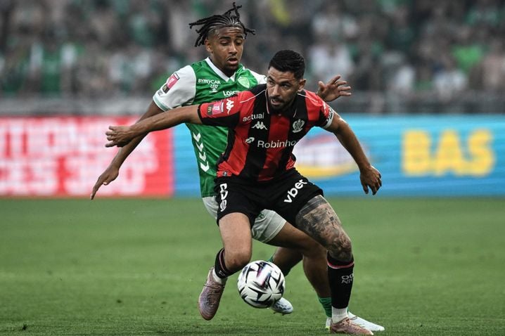 Le prometteur milieu stéphanois Luan Gadegbeku (19 ans, en vert) a bataillé mardi pour tenter de remporter le barrage aller contre Morgan Sanson et l'OGC Nice.