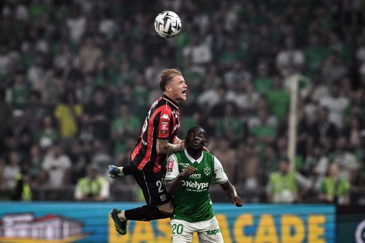 Le latéral niçois Melvin Bard, ici à la lutte avec le Ghanéen de l'ASSE Augustine Boakye, se satisfait du nul poussif (0-0) ramené par le Gym lors du barrage aller.
