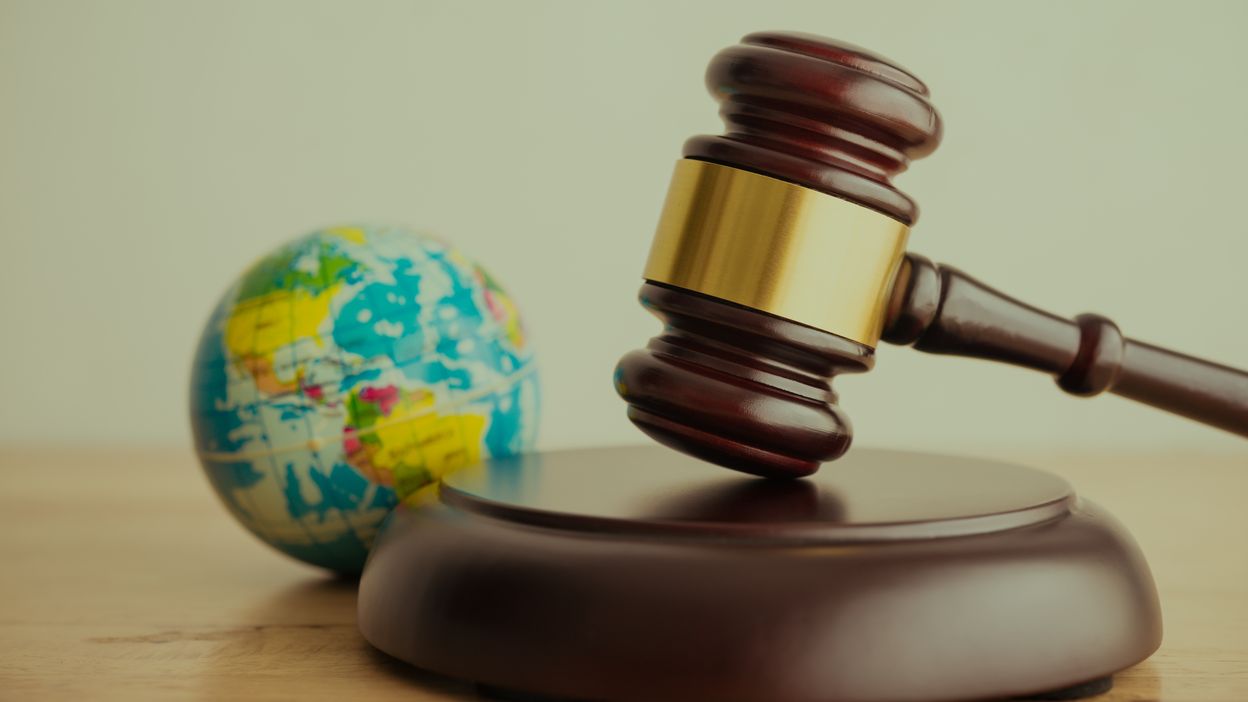 Avoirs russes gelés : des oligarques attaquent la Belgique hors tribunaux.