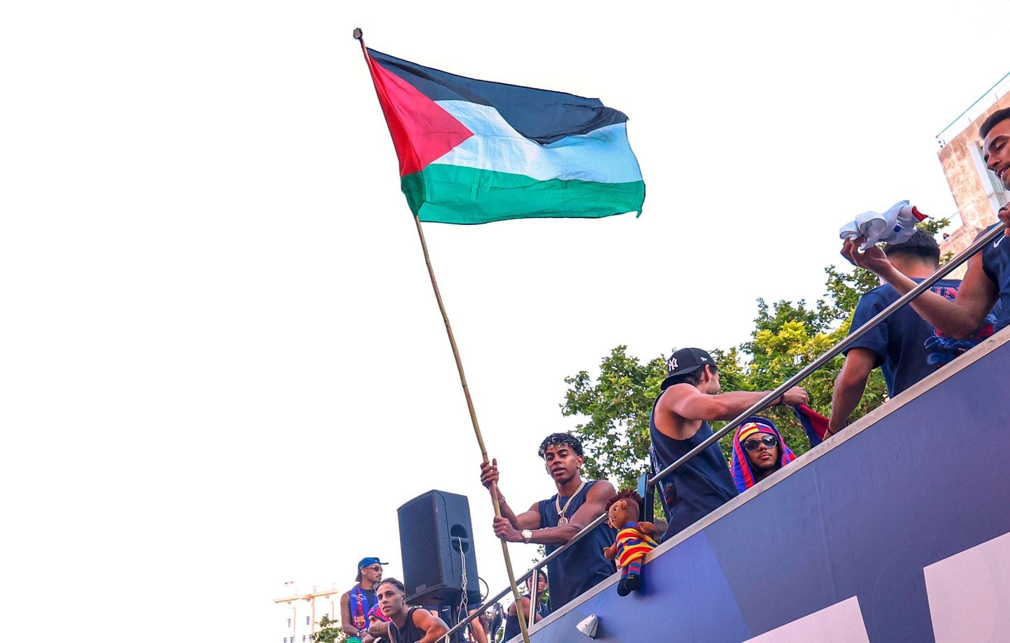 Barcelone : Flick ne se sent pas à l’aise avec le drapeau palestinien de Yamal
