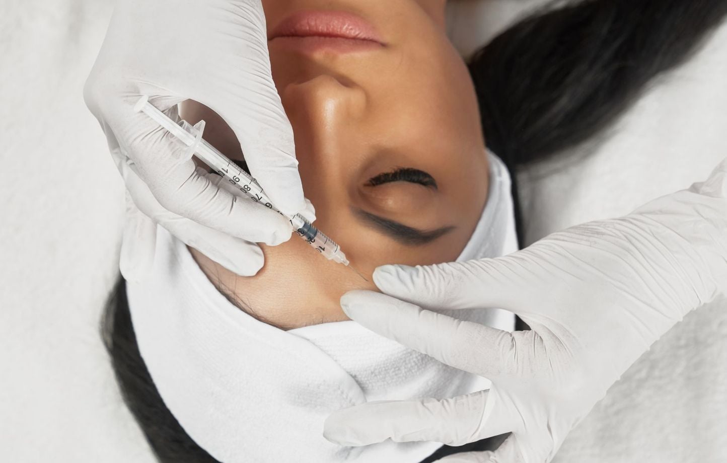 Beauté : Interdits en France, ces soins canons et alternatives.