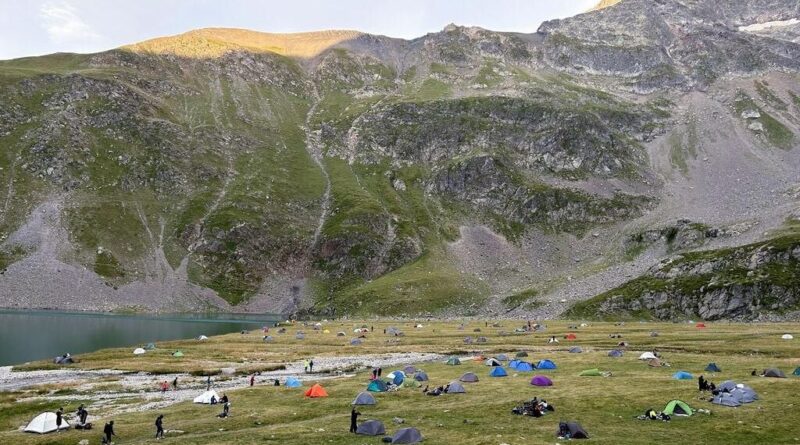 Bivouac en plein boom : autorités confrontées à un phénomène apaisant.