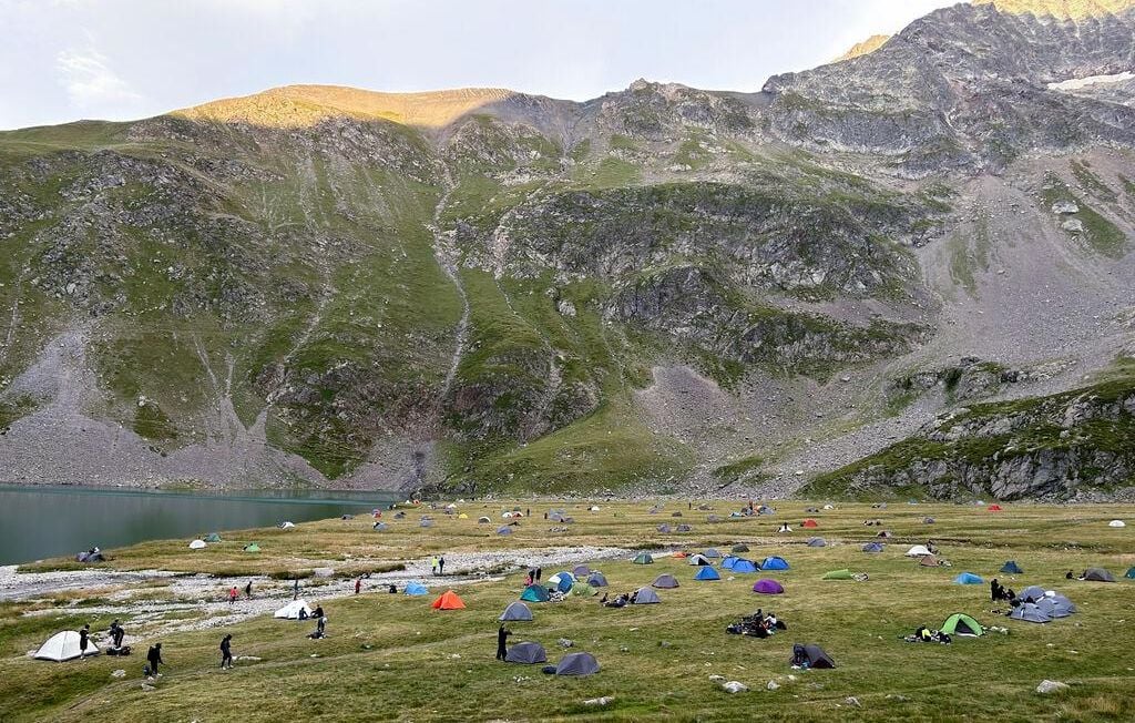 Bivouac en plein boom : autorités confrontées à un phénomène apaisant.