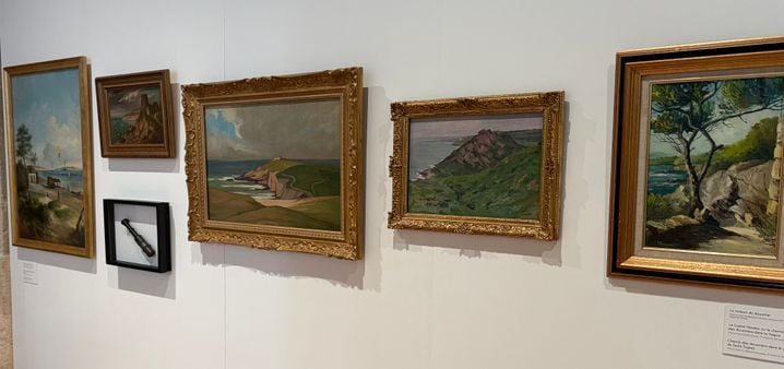 Des tableaux représentent les anciens sentiers douaniers, devenus des chemins de grande randonnée.