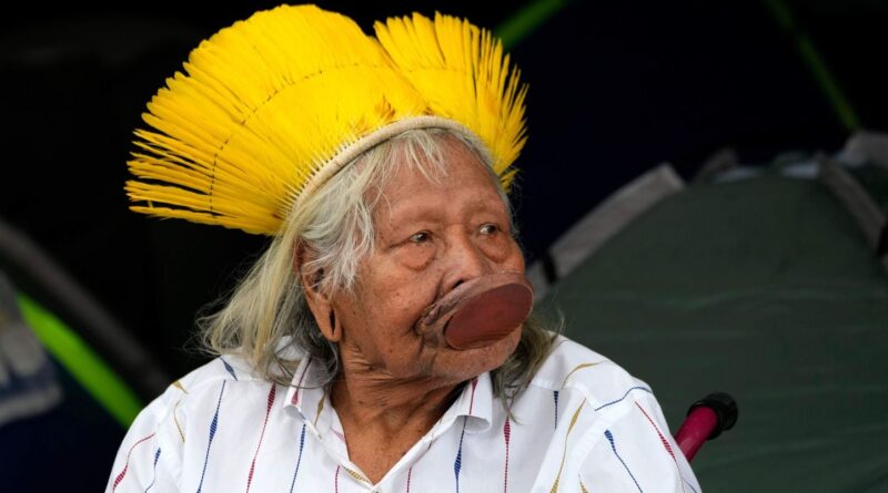 Brésil : Le cacique Raoni, défenseur de l'Amazonie, ne va pas bien