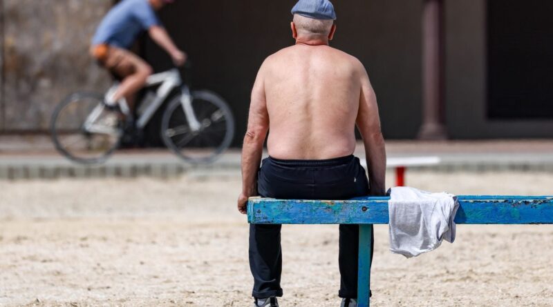Canicule : Peut-on travailler en claquettes, short et marcel ?