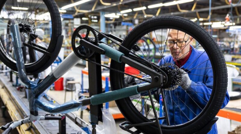 Centres saturés et transport à vos frais : le rappel des vélos électriques Cowboy en Allemagne agace