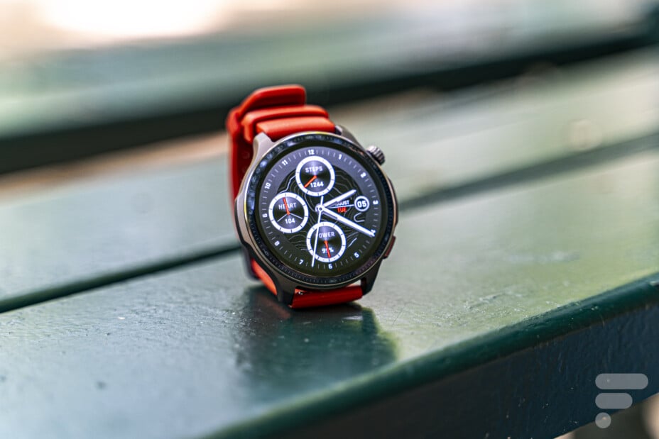 Cette montre connectée combine performances sportives et élégance à prix abordable.