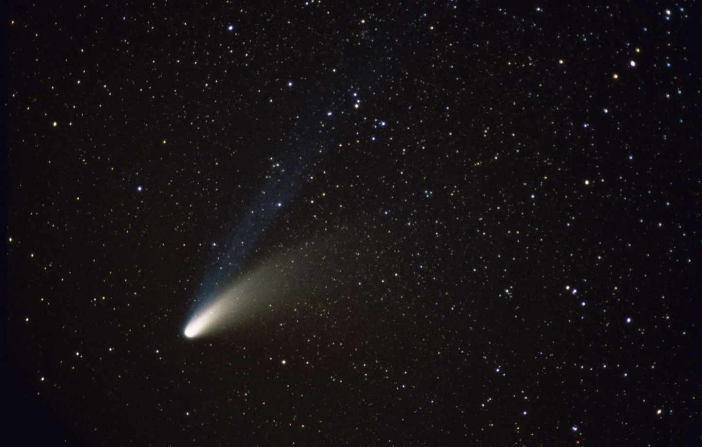 Ciel du 1er mai : que sont ces traits lumineux et cette spirale ?