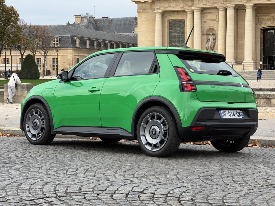 Classement voitures électriques avril 2026 : Renault 5 places, Model Y 4e.