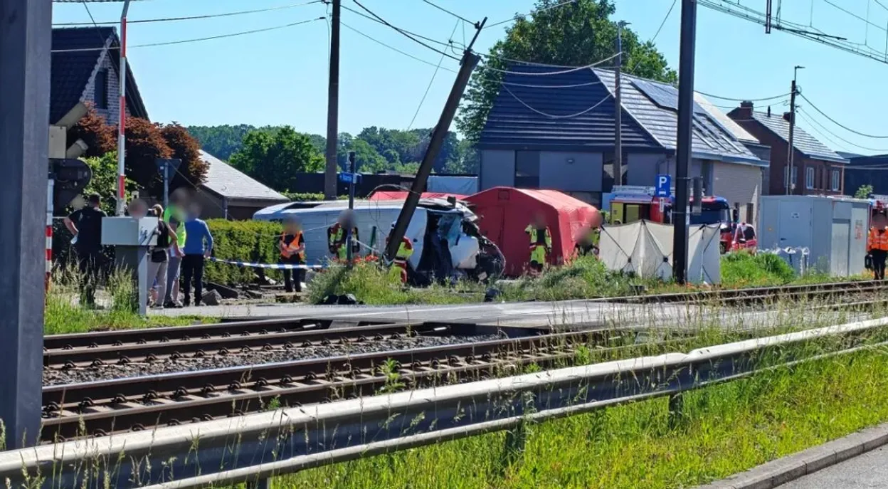 Collision car scolaire-train à Buggenhout : 4 morts, enquête ouverte