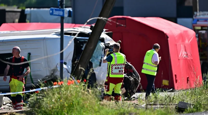Collision minibus scolaire et train à Buggenhout : les détails de l'accident