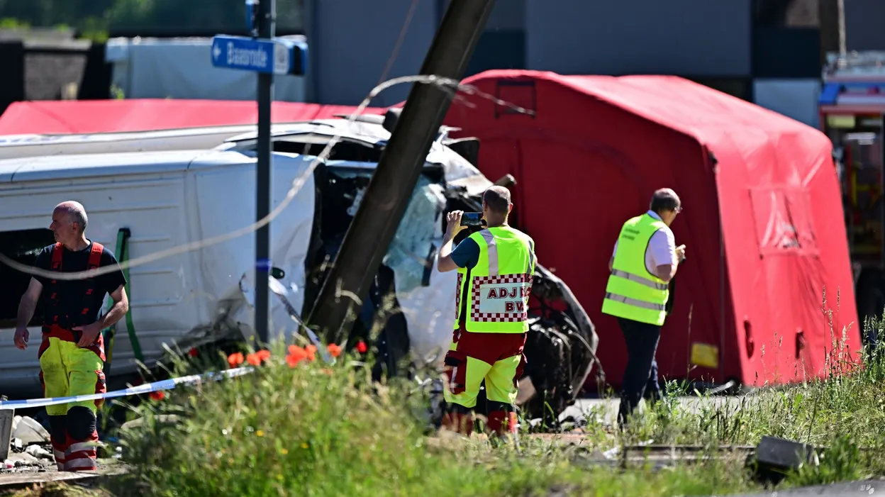 Collision minibus scolaire-train à Buggenhout : révélations sur l'accident