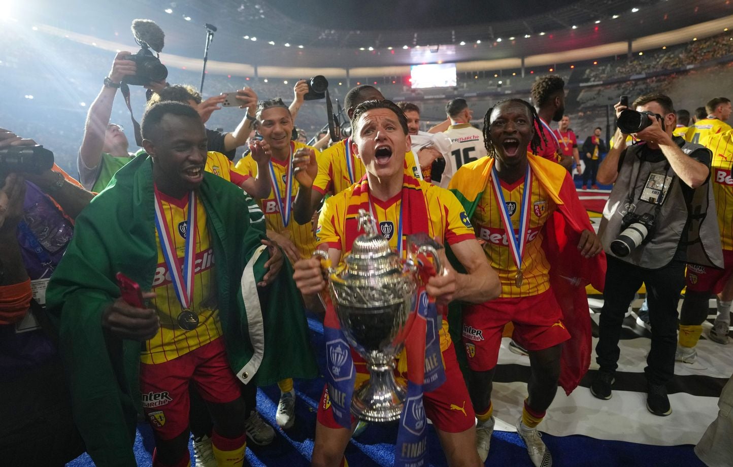 Coupe de France : Lens célébrés au stade Bollaert après victoire contre Nice
