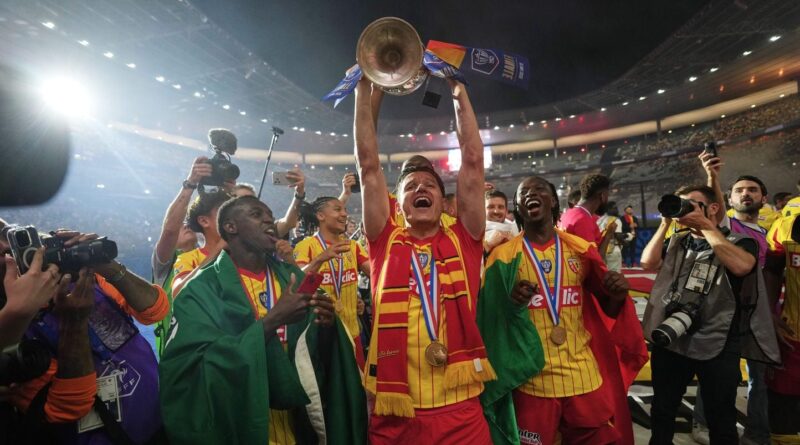 Coupe de France : Lens triomphe, « Gagner un trophée, ce n’est pas normal… »