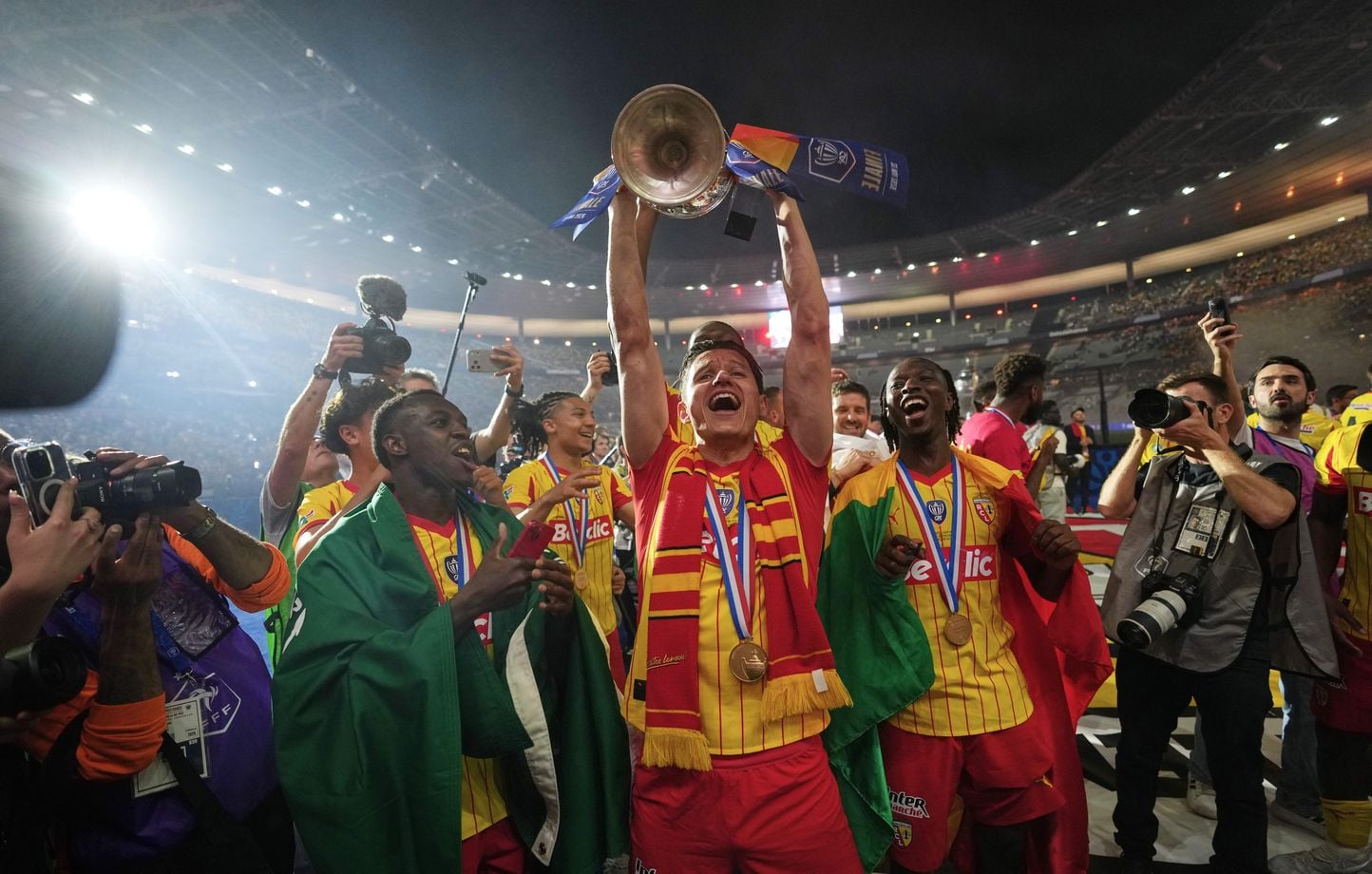 Coupe de France : Lens triomphe, « Gagner un trophée, ce n’est pas normal… »