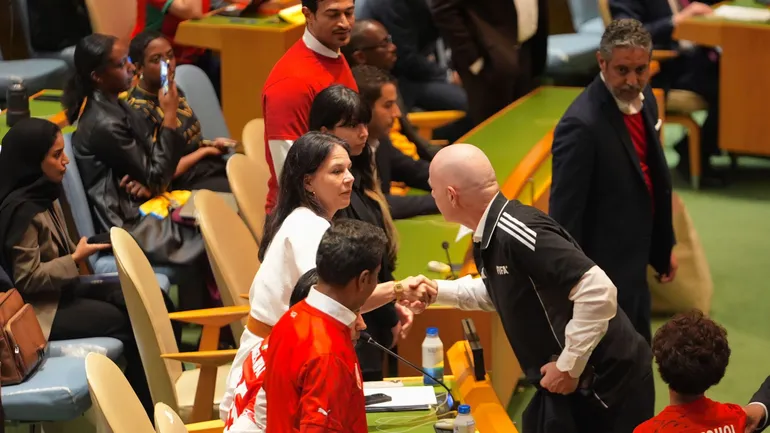 Le président de la FIFA, Gianni Infantino (à droite), qui assiste à l'événement de la Journée mondiale du football à l'Assemblée générale des Nations Unies, s'entretient avec la présidente de l'Assemblée générale des Nations Unies, Annalena Baerbock, le 1