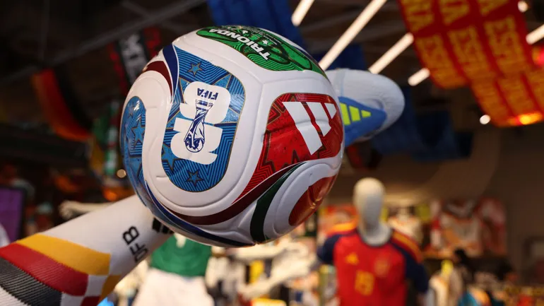 Une installation mettant en scène le Trionda, ballon officiel de la Coupe du Monde de la FIFA 2026, est exposée dans un magasin à Shanghai, en Chine, le 16 mai 2026. La Coupe du Monde de la FIFA 2026 débutera par un match d'ouverture à Mexico le 11 juin.