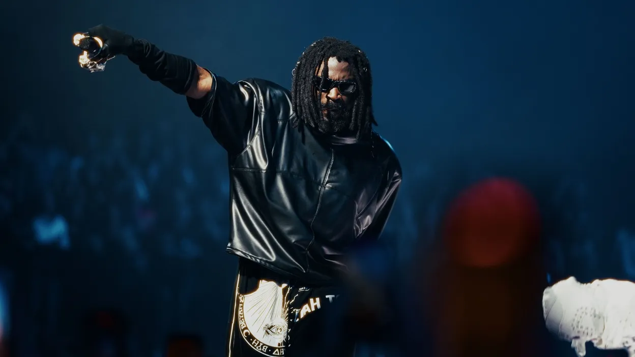 Damso en concert à Bruxelles : performance minimaliste, impact monumental