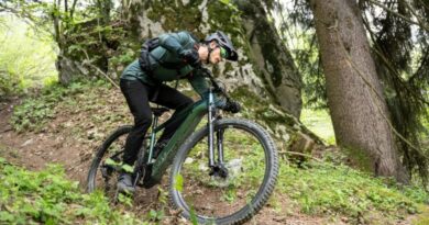 Decathlon baisse le prix de 500 € d'un VTT électrique et offre 175 € en carte cadeau.