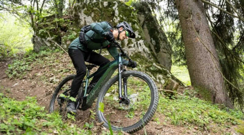 Decathlon baisse le prix de 500 € d'un VTT électrique et offre 175 € en carte cadeau.