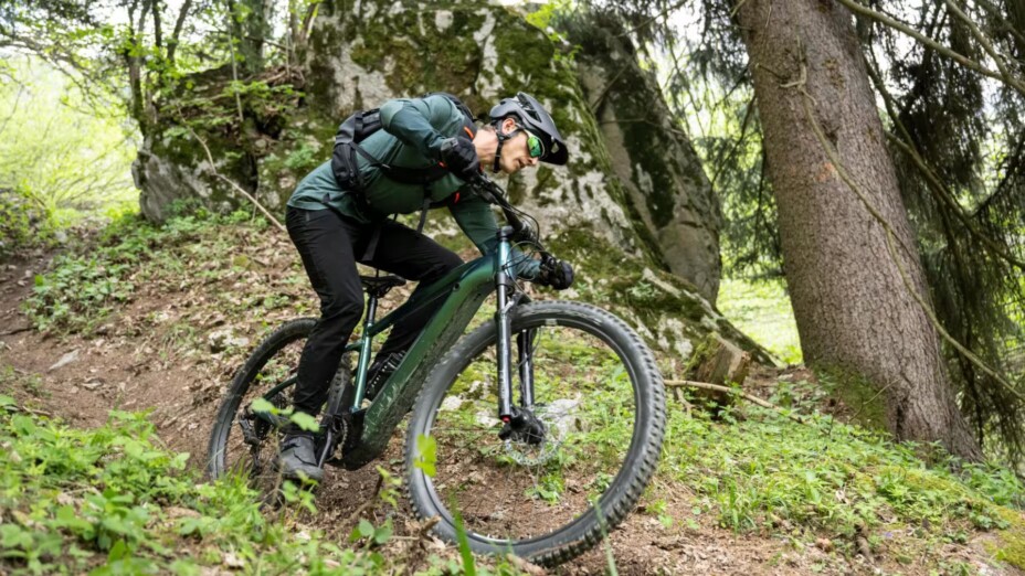 Decathlon baisse le prix de 500 € d'un VTT électrique et offre 175 € en carte cadeau.