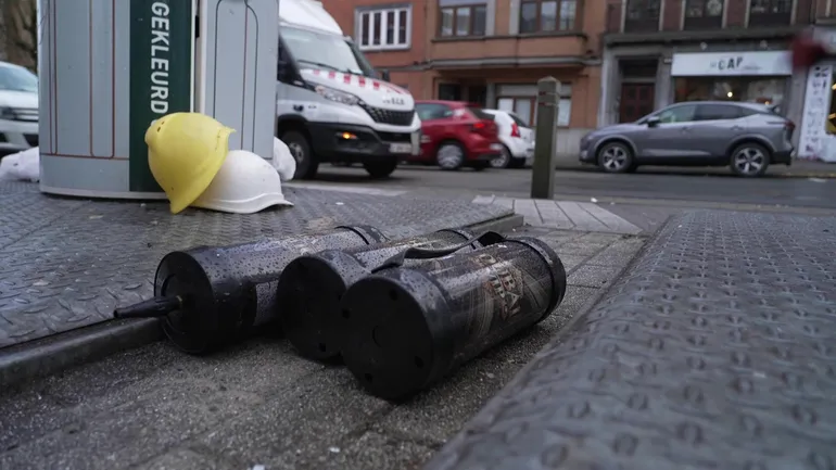 Des bonbonnes abandonnées en rue. En 2025, Bruxelles-Propreté a recyclé 153 tonnes de bonbonnes de protoxyde d'azote.