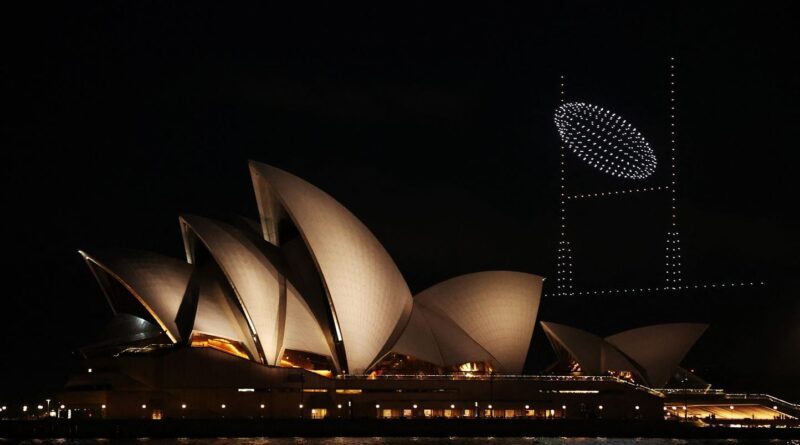 Des drones d’un spectacle à Sydney s’écrasent dans un bassin.