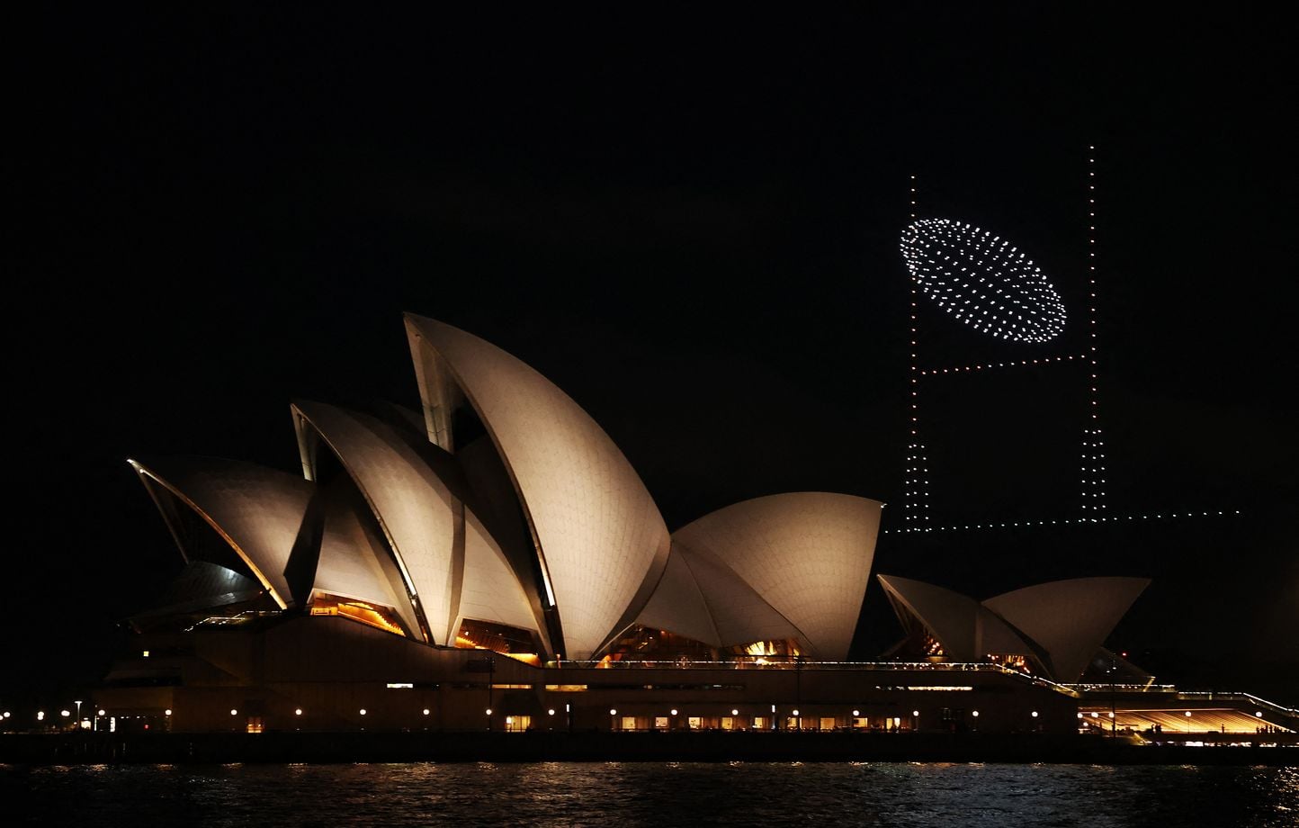 Des drones d’un spectacle à Sydney s’écrasent dans un bassin.