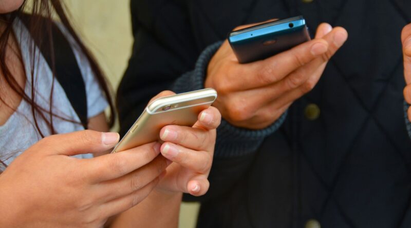 Des SMS envoyés depuis une voiture : l'arnaque au SMS Blaster expliquée.