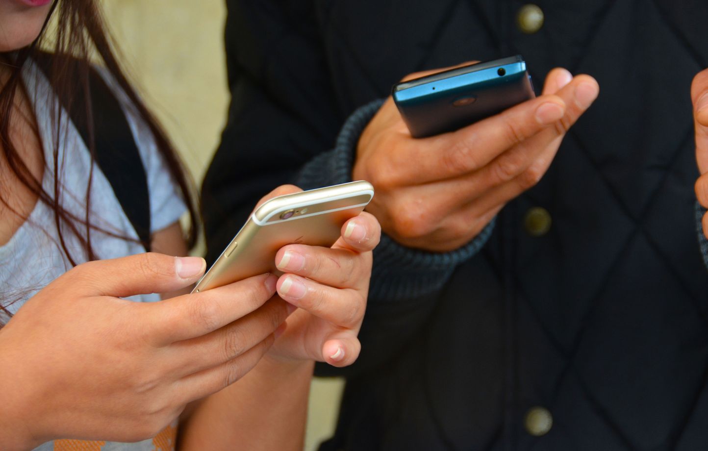 Des SMS envoyés depuis une voiture : l'arnaque au SMS Blaster expliquée.