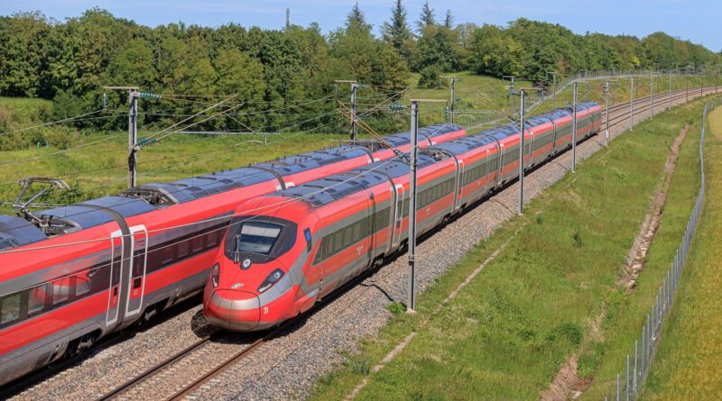 Deux TGV Trenitalia bloqués toute la nuit, sans climatisation ni lumière.