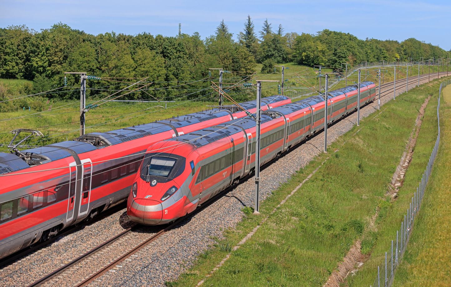 Deux TGV Trenitalia bloqués toute la nuit, sans climatisation ni lumière.