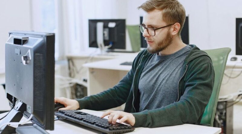Devenir expert en cybersécurité : études nécessaires pour un métier qui recrute.