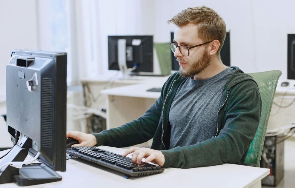 Devenir expert en cybersécurité : études nécessaires pour un métier qui recrute.