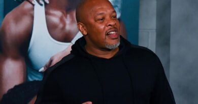Dr. Dre et Michelle Saniei, aperçus ensemble, main dans la main.