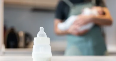 Du lait infantile acheté en mai rappelé en février, alertent des parents.