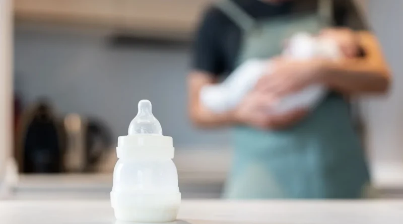 Du lait infantile acheté en mai rappelé en février, alertent des parents.