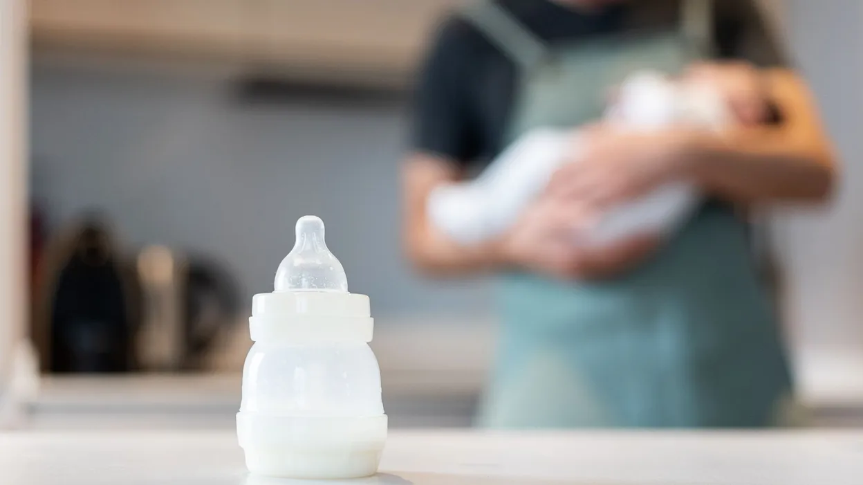 Du lait infantile acheté en mai rappelé en février, alertent des parents.