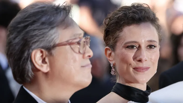 Laura Wandel, la réalisatrice et scénariste belge, aux côtés du réalisateur, scénariste et producteur sud-coréen Park Chan-wook, lors de la 79e édition du Festival de Cannes, le 12 mai 2026.