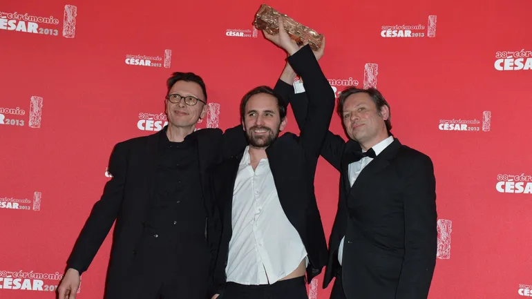 (De gauche à droite) les réalisateurs français Vincent Patar, Benjamin Renner et Stéphane Aubier célèbrent après avoir reçu le César du meilleur film d’animation pour leur film"Ernest et Célestine", le 22 février 2013.