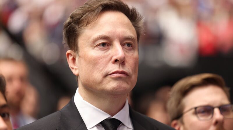 Elon Musk injurie des magistrats sur X, enquête judiciaire en France.