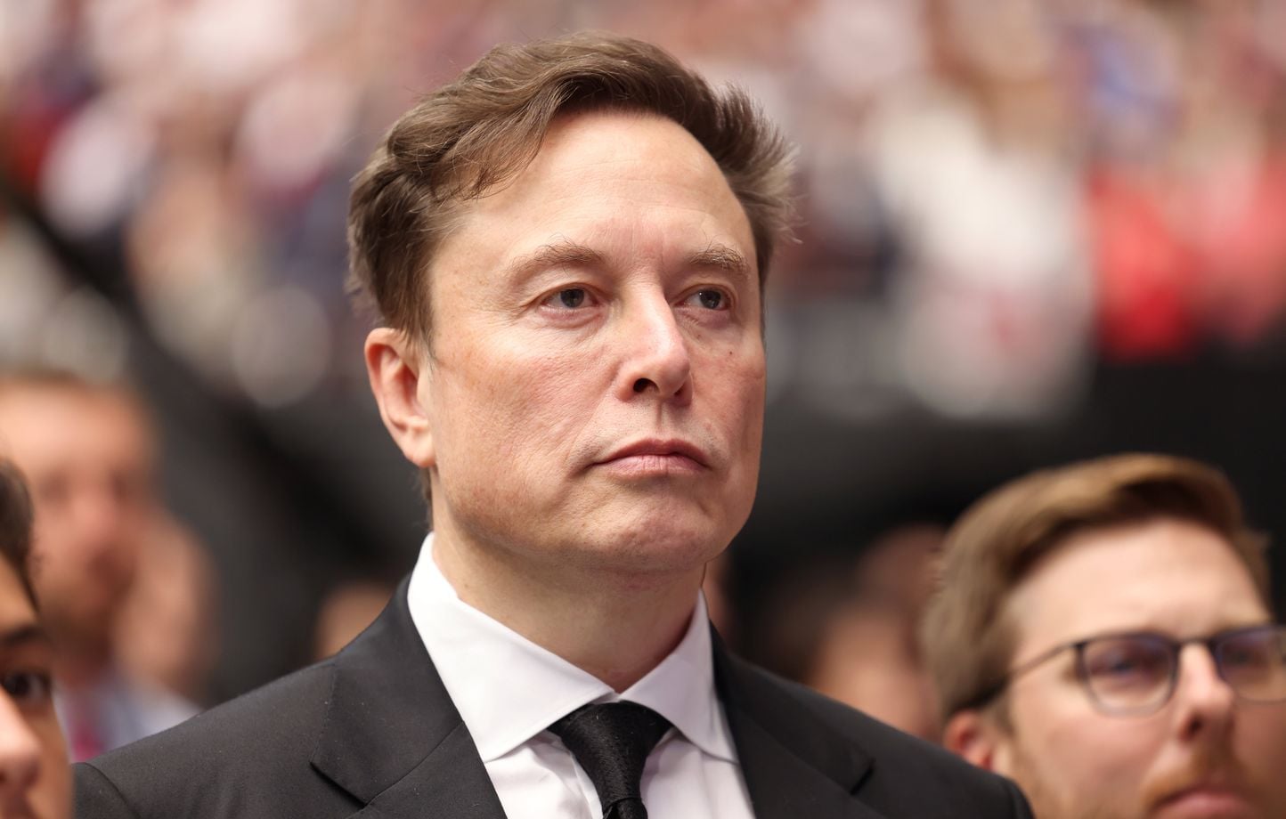 Elon Musk injurie des magistrats sur X, enquête judiciaire en France.