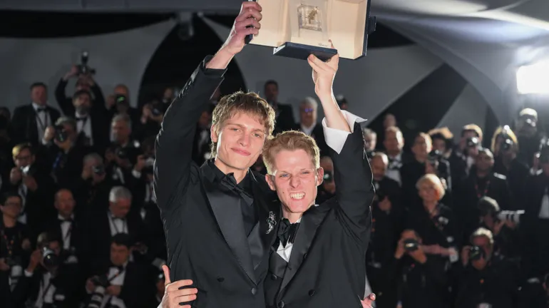 L’acteur belge Emmanuel Macchia (à gauche) avec l’acteur français Valentin Campagne (à droite) posant avec leur prix d’interprétation masculine reçu au Festival de Cannes, le 23 mai 2026.