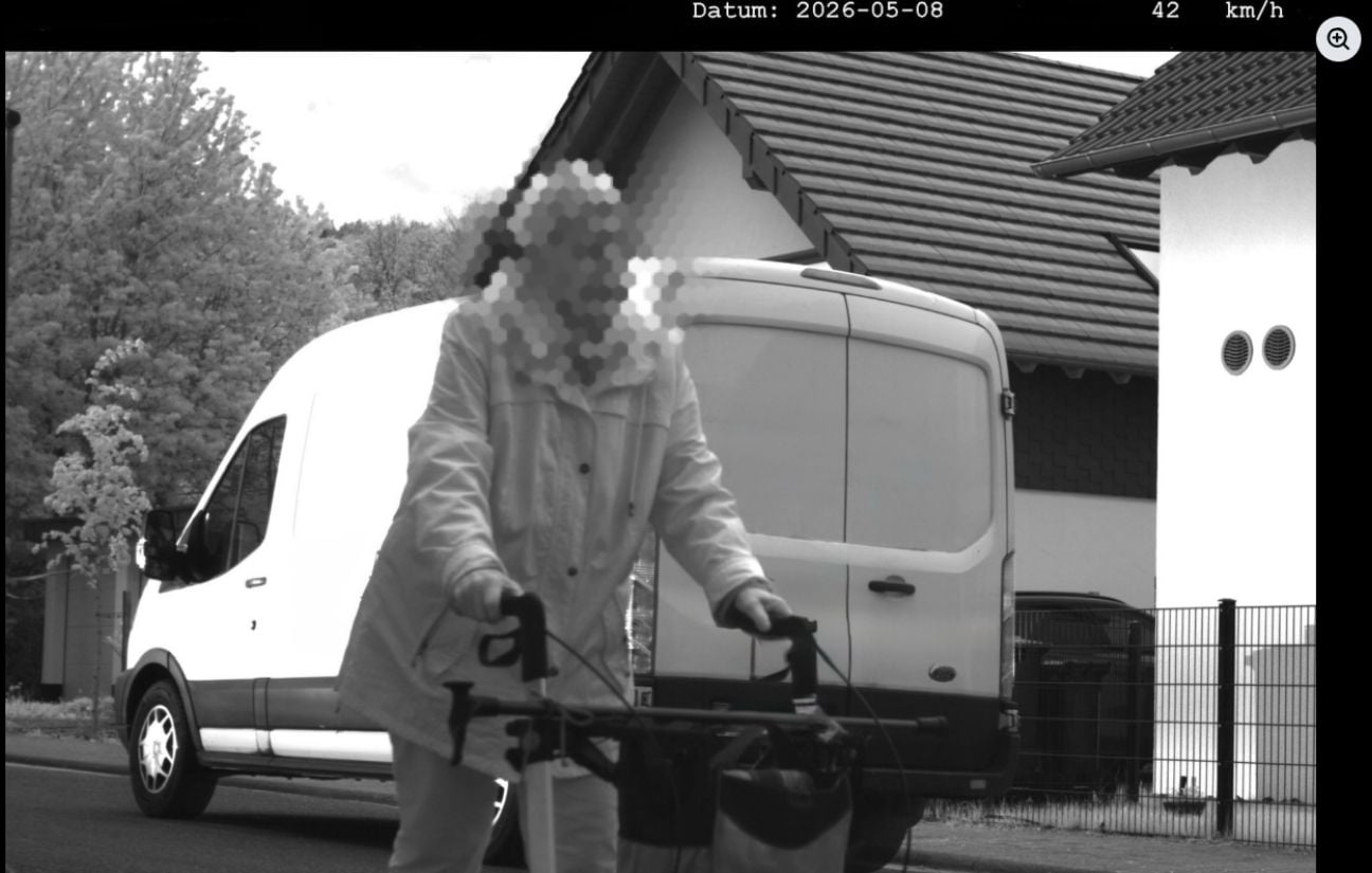 En déambulateur, elle ne se fait pas flasher par un radar : photo virale.