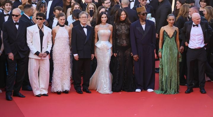 Les membres du jury Stellan Skarsgard, Diego Cespedes, Laura Wandel, le président du jury Park Chan-wook, Demi Moore, Chloe Zhao, Isaach de Bankole, Ruth Nega et Paul Laverty sur le tapis rouge pour la cérémonie d'ouverture et la projection de « La Venus Electrique » lors de la 79e édition du Festival de Cannes, le 12 mai 2026.