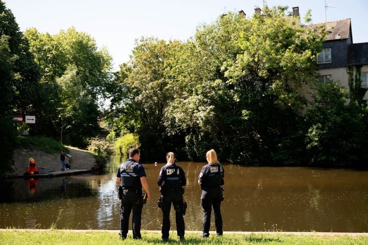 Théo, 11 ans, a été retrouvé mort sur les bords de Vilaine le 25 mai 2026. Il avait « une serviette de bain mouillée très étroitement attachée autour du cou », selon le parquet de Rennes. Deux adolescents avaient été placés en garde à vue.