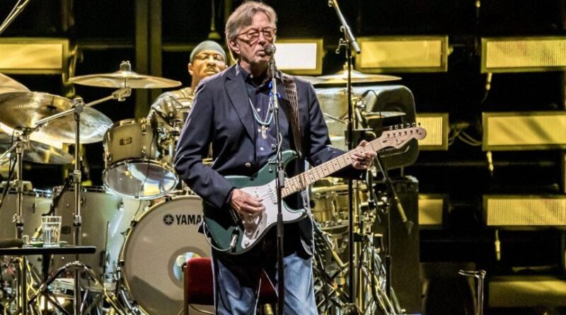 Eric Clapton interrompt son concert à Madrid après un vinyle en pleine poitrine.